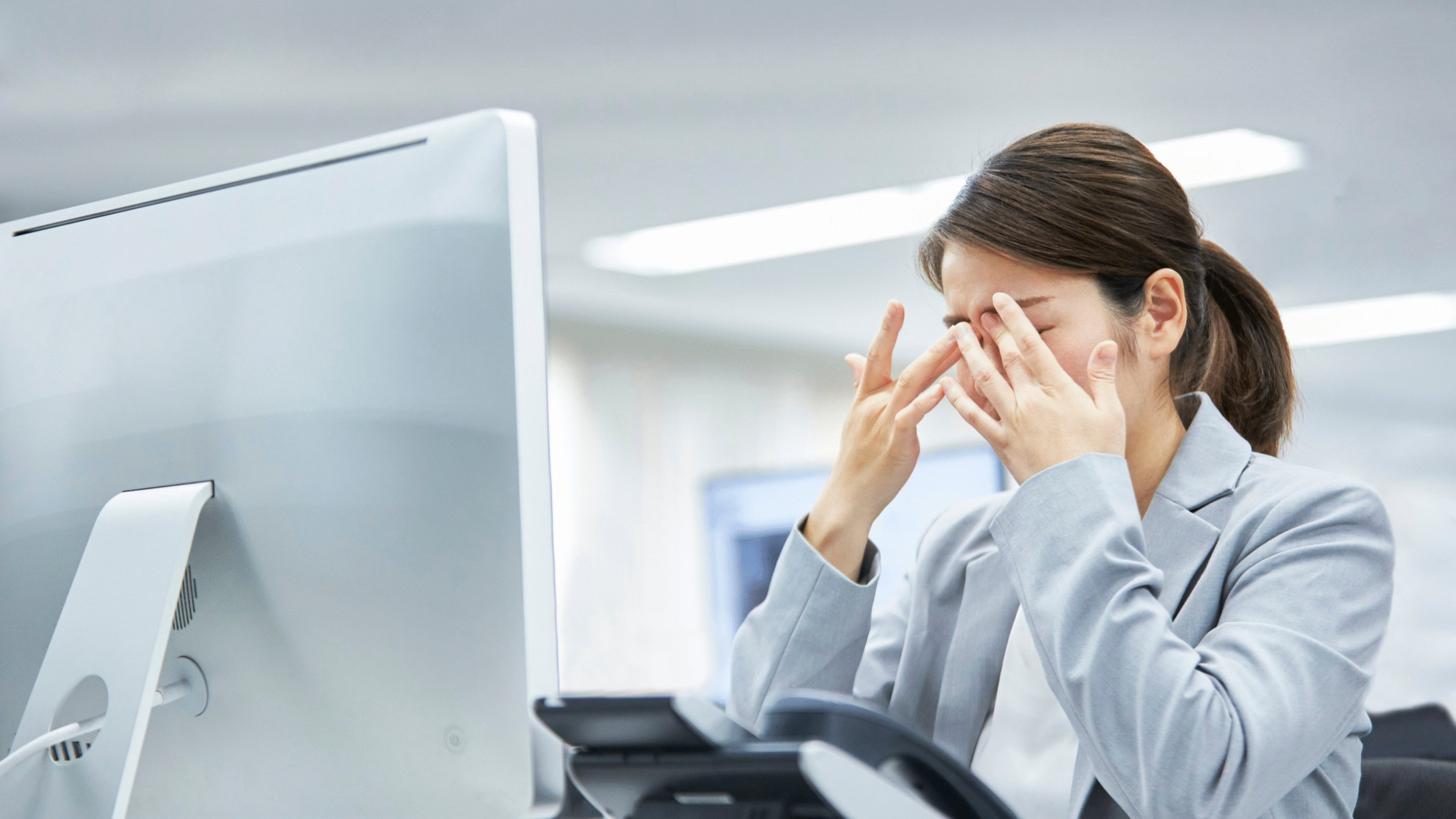 lady with extreme migraine pain